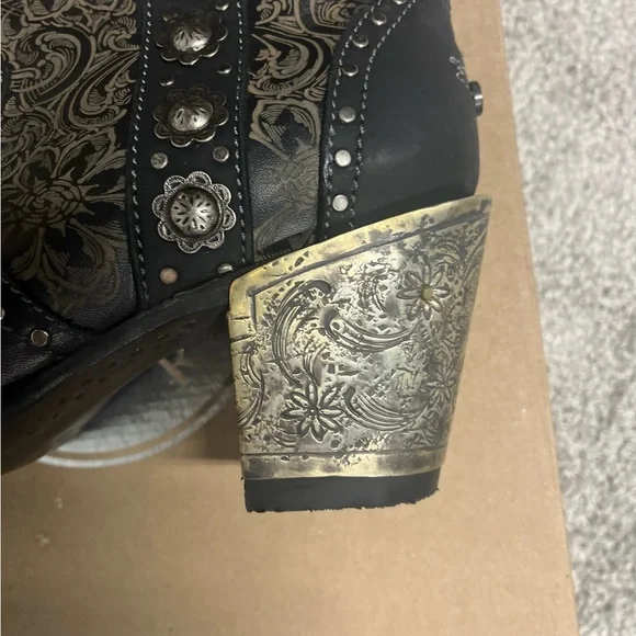 Double D Ranch Black and Silver Heeled Boots - Picture 4 of 12